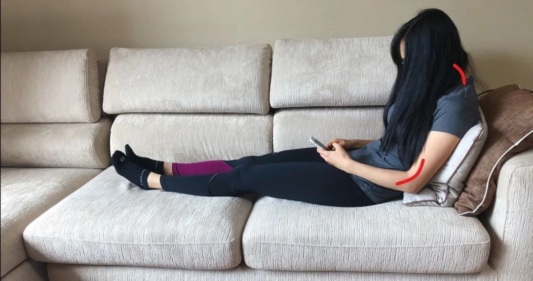 如何科学地躺着玩手机