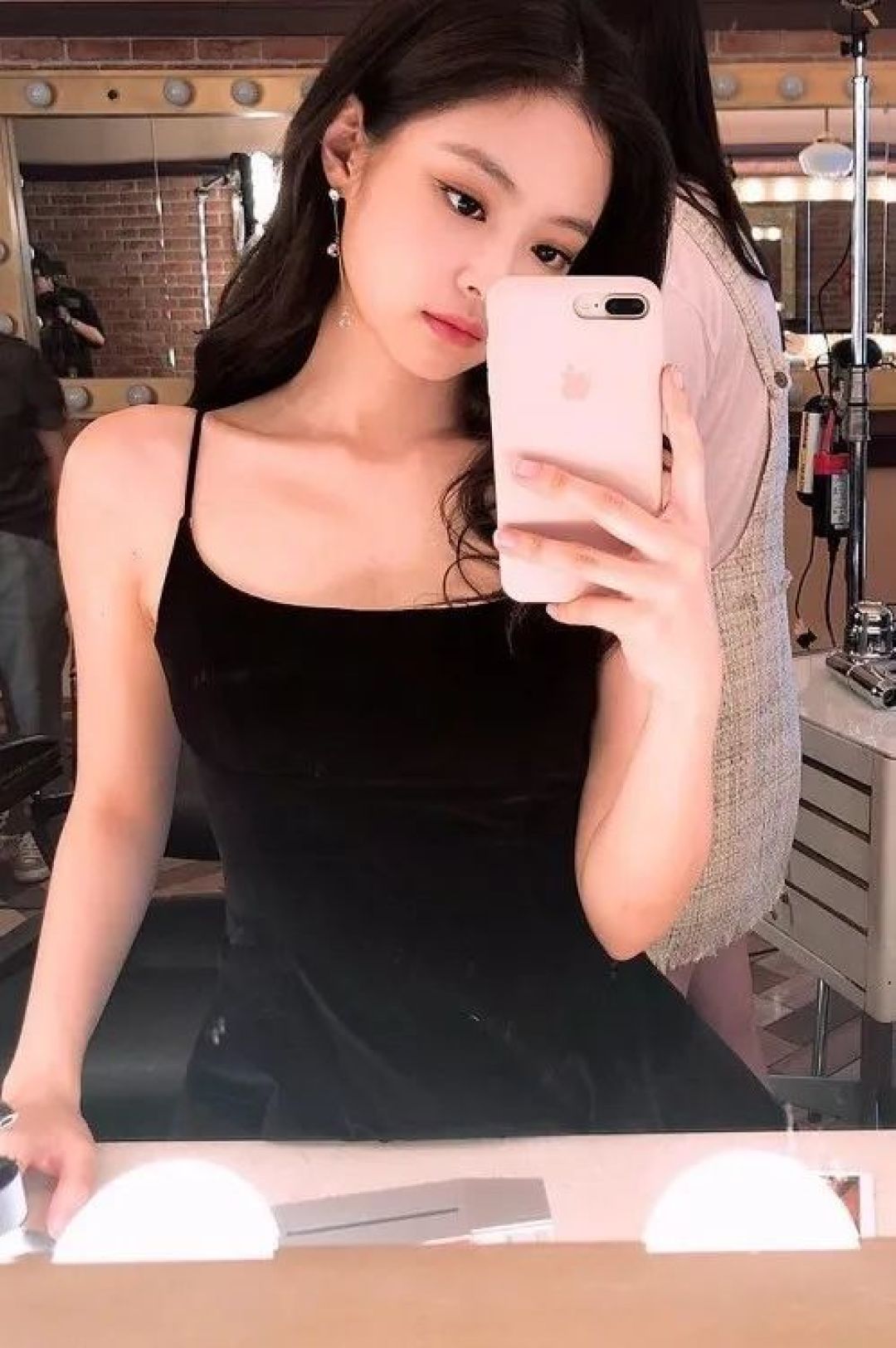 为什么好看的人自拍反而变丑？这样拍照才不浪费你的颜值