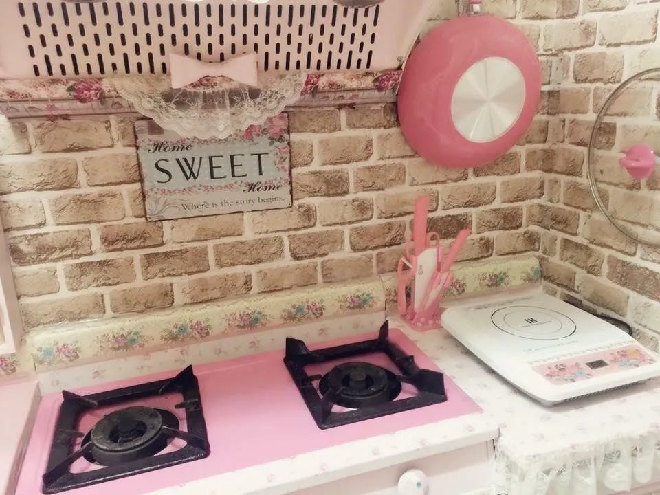 神操作！粉嫩厨房不用装修，全靠平价小物DIY，女儿喊：我是小粉红公主！