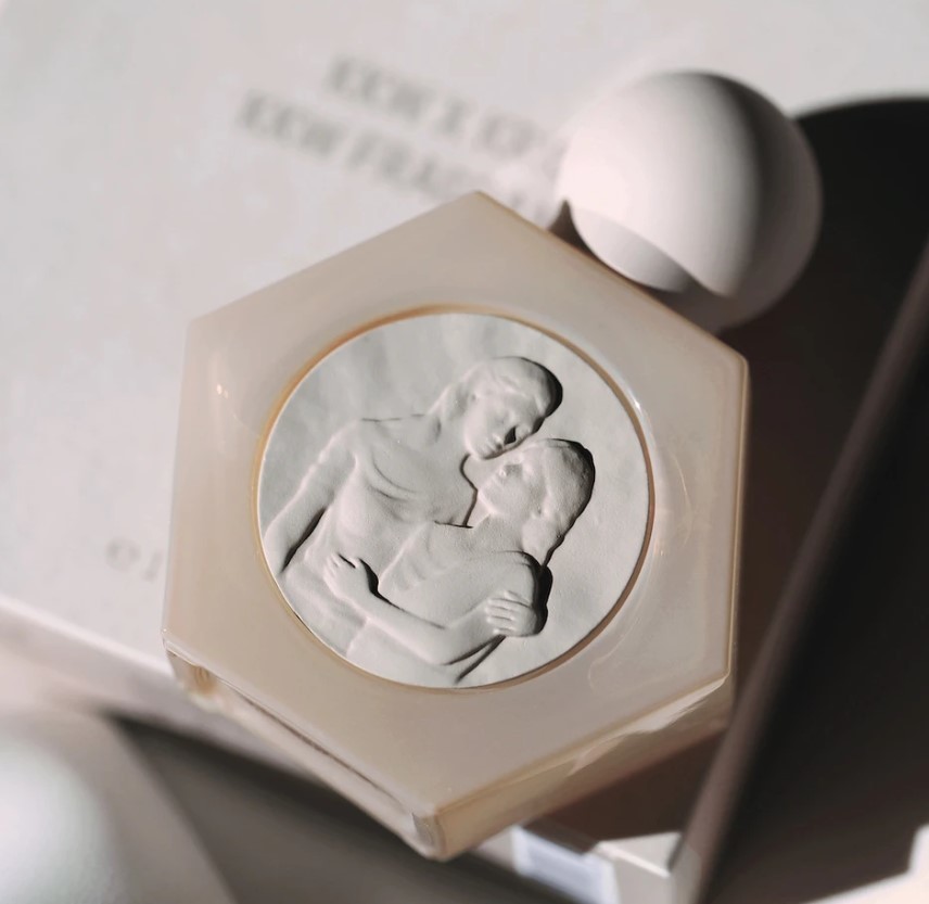 金·卡戴珊母女联名香水KKW X KRIS即将发售，这次为爱