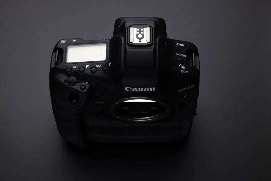 相机夜话 | EOS R5亮相 相机消费与无反时代
