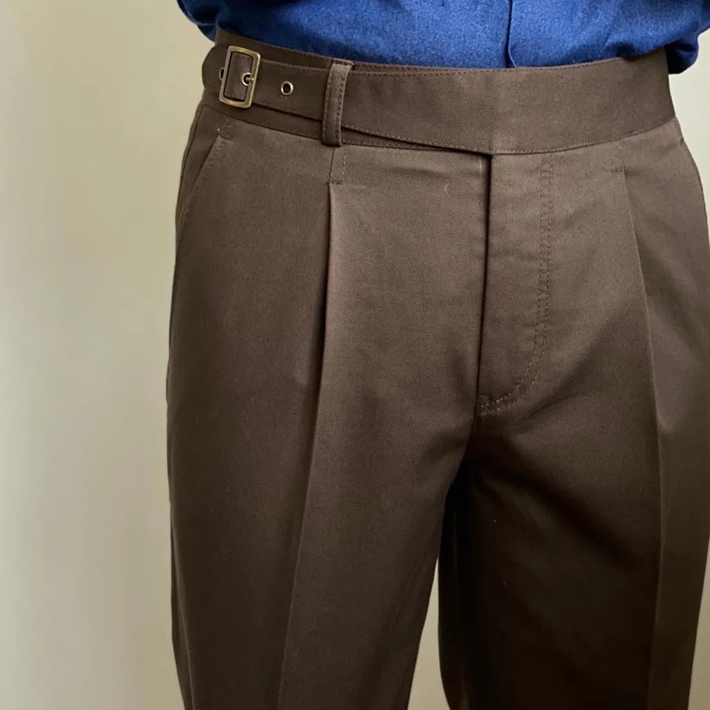 配腰带的高腰打褶男裤？它叫GURKHA