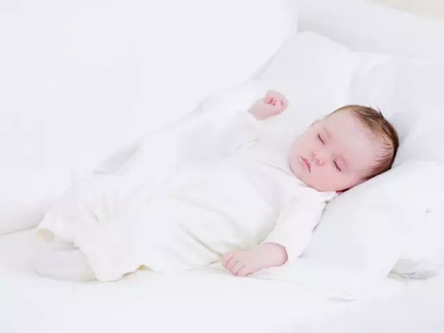三个月婴儿被趴睡训练，独自大哭1小时后死亡！告别无知爸妈， 60秒看懂睡姿安全