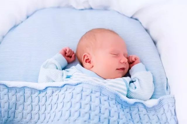 三个月婴儿被趴睡训练，独自大哭1小时后死亡！告别无知爸妈， 60秒看懂睡姿安全