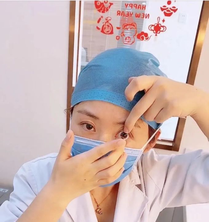 隐形眼镜应该怎么摘,80%的人都是错的!