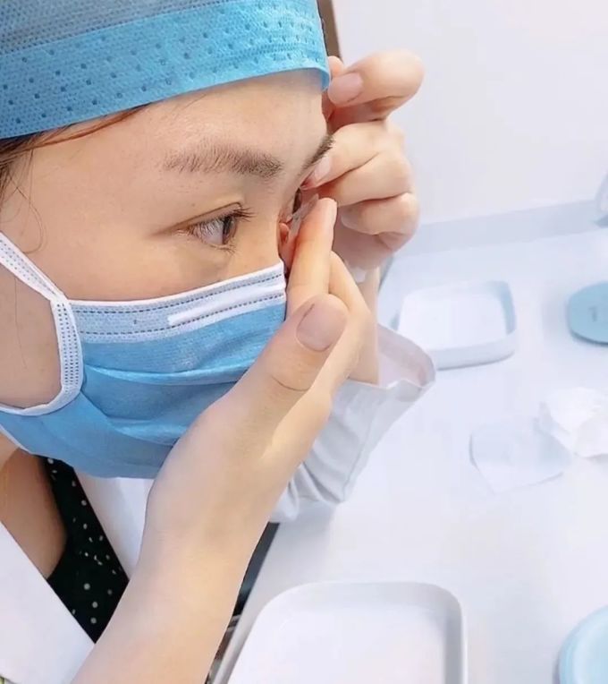 隐形眼镜应该怎么摘,80%的人都是错的!