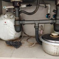 维修 篇一：厨房热水器六年未清洗！看看有多少水垢？海尔小厨宝更换镁棒清加洗水垢