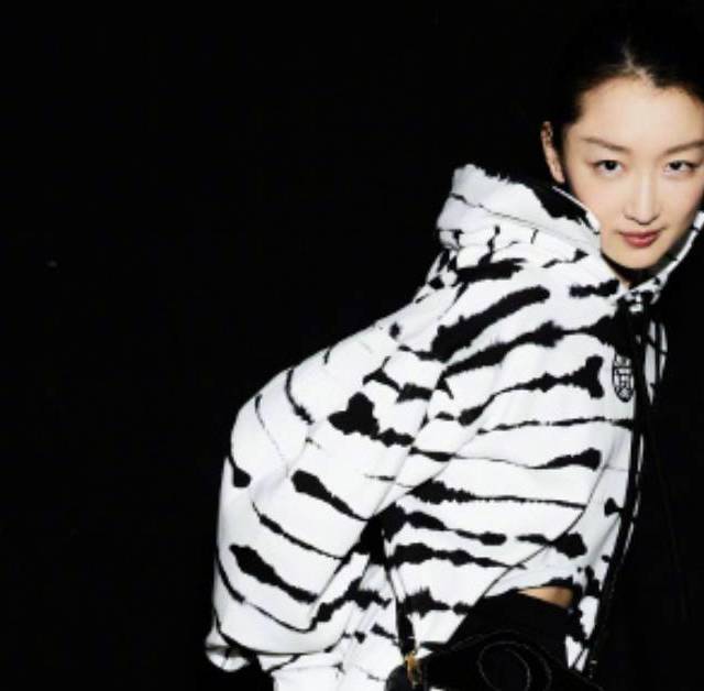 周冬雨凭《少年的你》获金像奖影后！90后双料小花未来可期！