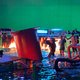 《阿凡达2》再曝光片场照，演员们进入水下戏份，卡梅隆作壁上观好似水族馆，影片计划2021年上映
