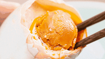 咸鸭蛋以新鲜鸭蛋为主要原料经过腌制而成的再制蛋