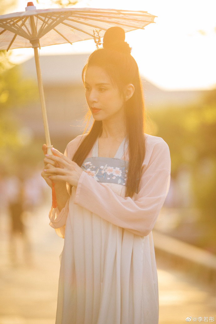 “小龙女”李若彤晒出汉服Look，还是你心里的那个“姑姑”吗？