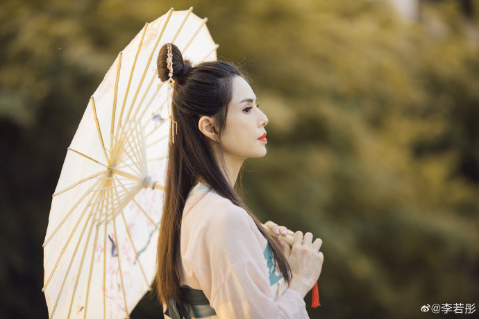 “小龙女”李若彤晒出汉服Look，还是你心里的那个“姑姑”吗？