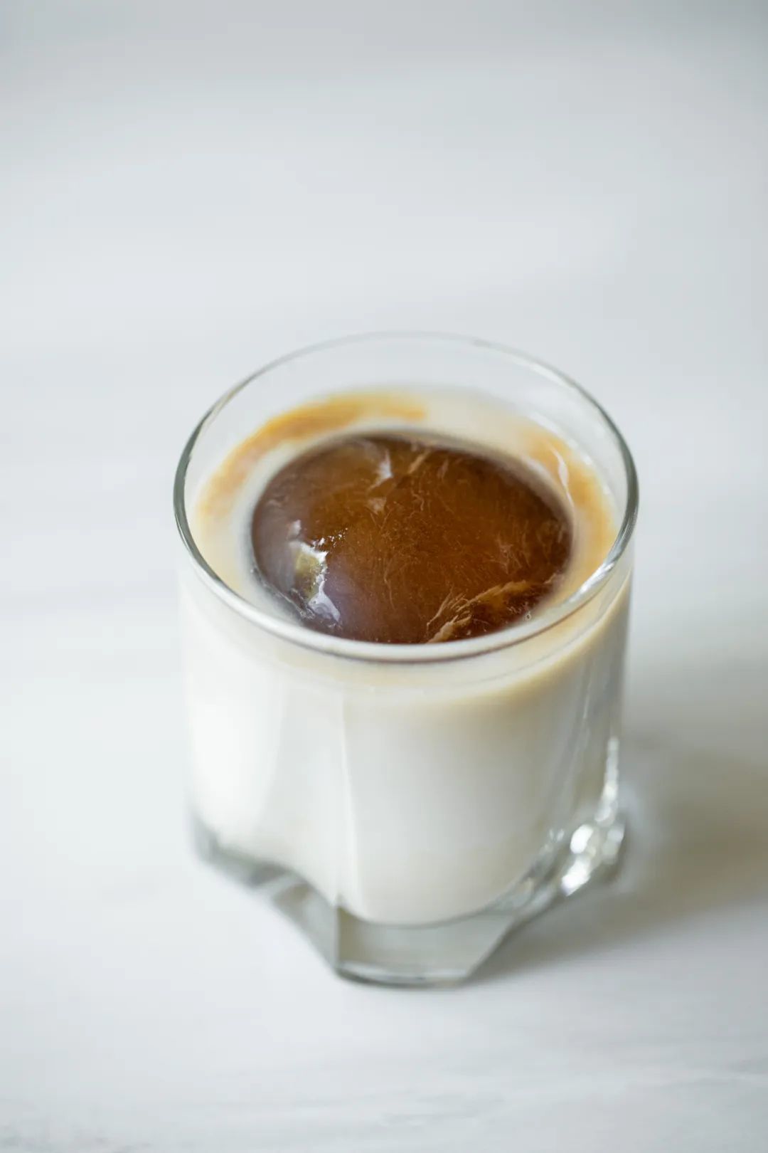 Dalgona Coffee 无糖版！今年爆红的漂浮冰咖怎么做？