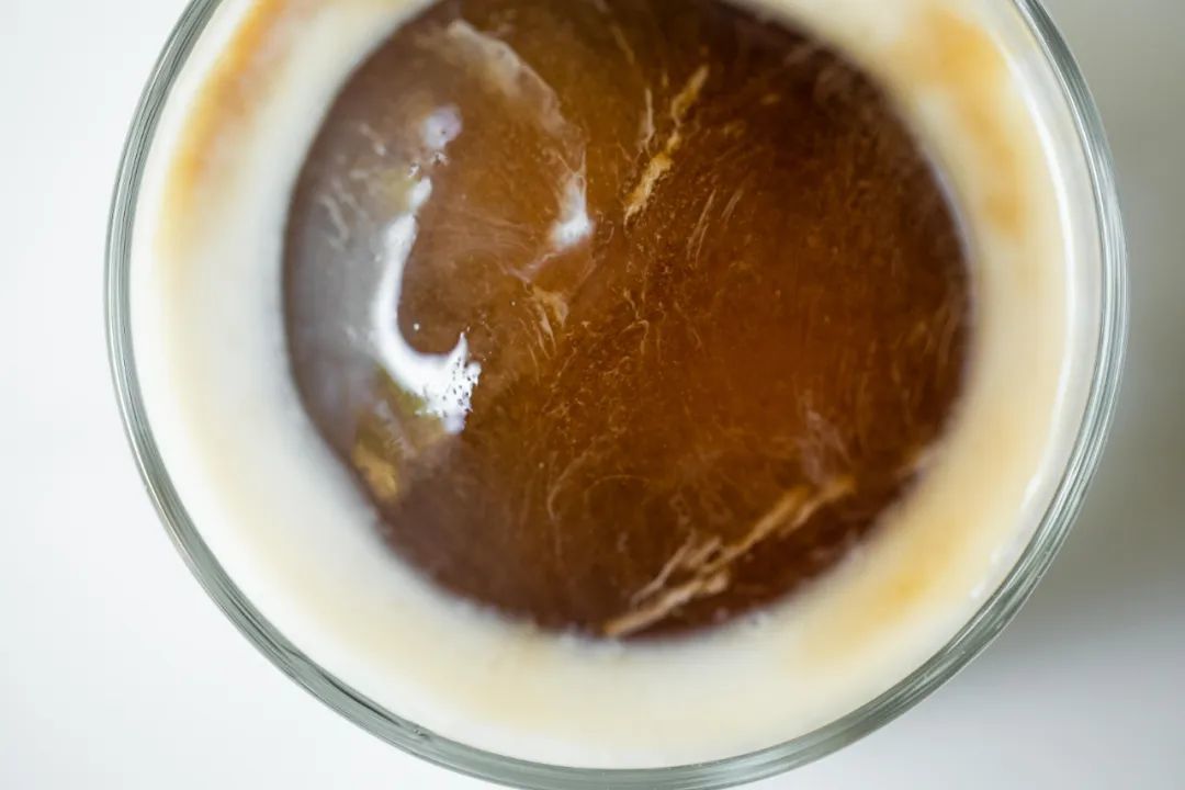 Dalgona Coffee 无糖版！今年爆红的漂浮冰咖怎么做？