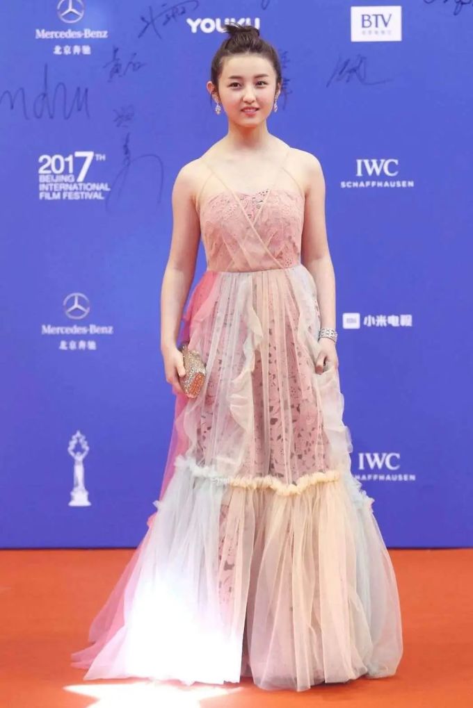 张子枫的少年感进化史:她的时尚逆袭太适合普通女生参考了!