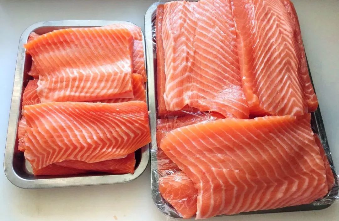 吃海鱼对孩子好，怎样买的真正的三文鱼和鳕鱼？哪些海鲜营养高风险低？