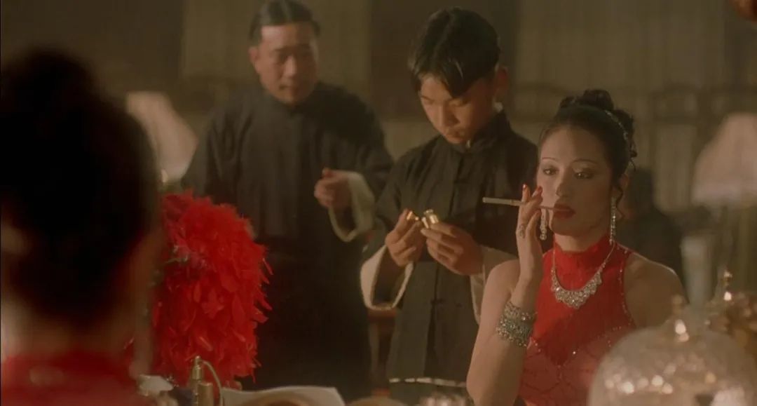 1995年，张艺谋拍出中国第一部黑帮片，拍完就和巩俐分手