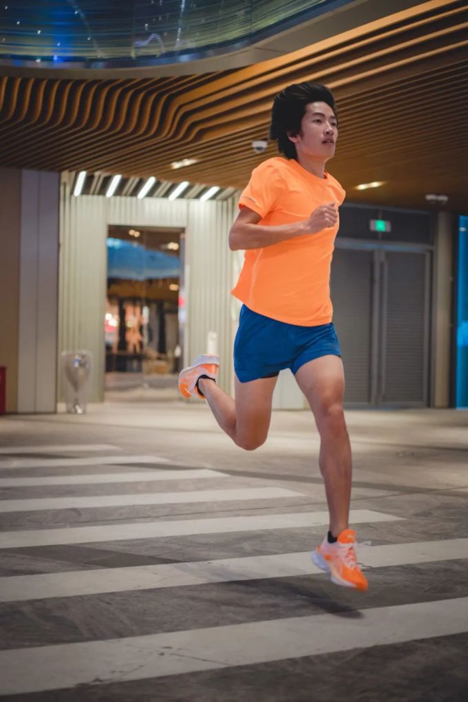 穿上ASICS亚瑟士这双跑鞋发朋友圈,时尚老妹儿纷纷给我点赞!