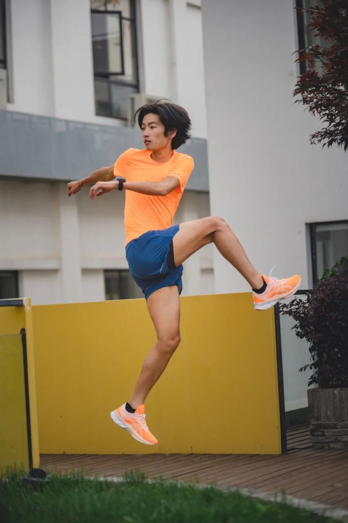 穿上ASICS亚瑟士这双跑鞋发朋友圈,时尚老妹儿纷纷给我点赞!