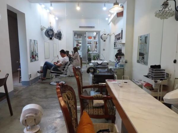 50年恐怖老屋改造!仅花三个月,DIY、自行设计发包,竟是零经验发型师!装修师傅都赞叹!