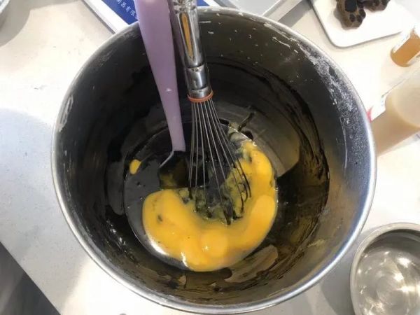 豆泥种也能做蛋糕?竹炭水果蛋糕+拉丝麻薯,连边角料都被抢空!