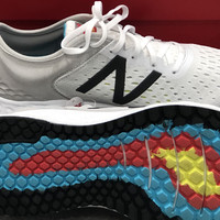 Nb fresh foam 1080 v9，老款*级缓震跑鞋来袭，时尚增高跑步兼具