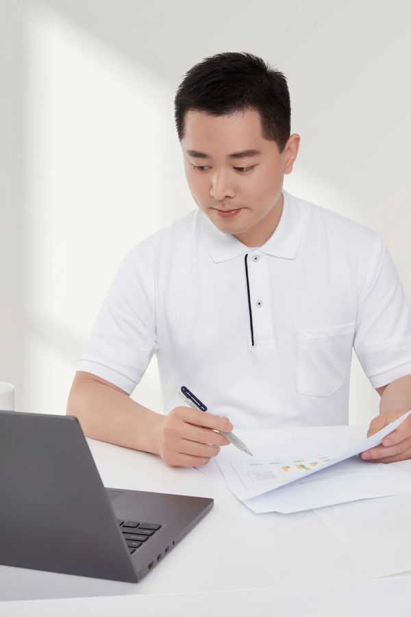 为何从「行业精英」到「个性酷盖」,都对优衣库的 POLO 爱不释手?