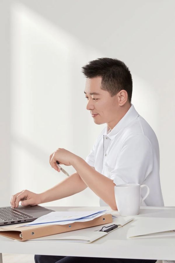 为何从「行业精英」到「个性酷盖」,都对优衣库的 POLO 爱不释手?