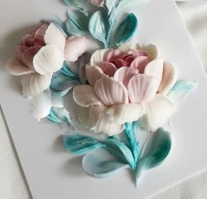 为了做出漂亮的蛋糕浮雕花,她修炼3年,只看花就知道她付出了多少,那叫一个美~