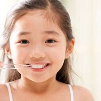 什么时候宝宝第一颗乳牙萌出？宝宝的出牙数量怎样算正常？附0-3岁宝宝最全长牙时间表