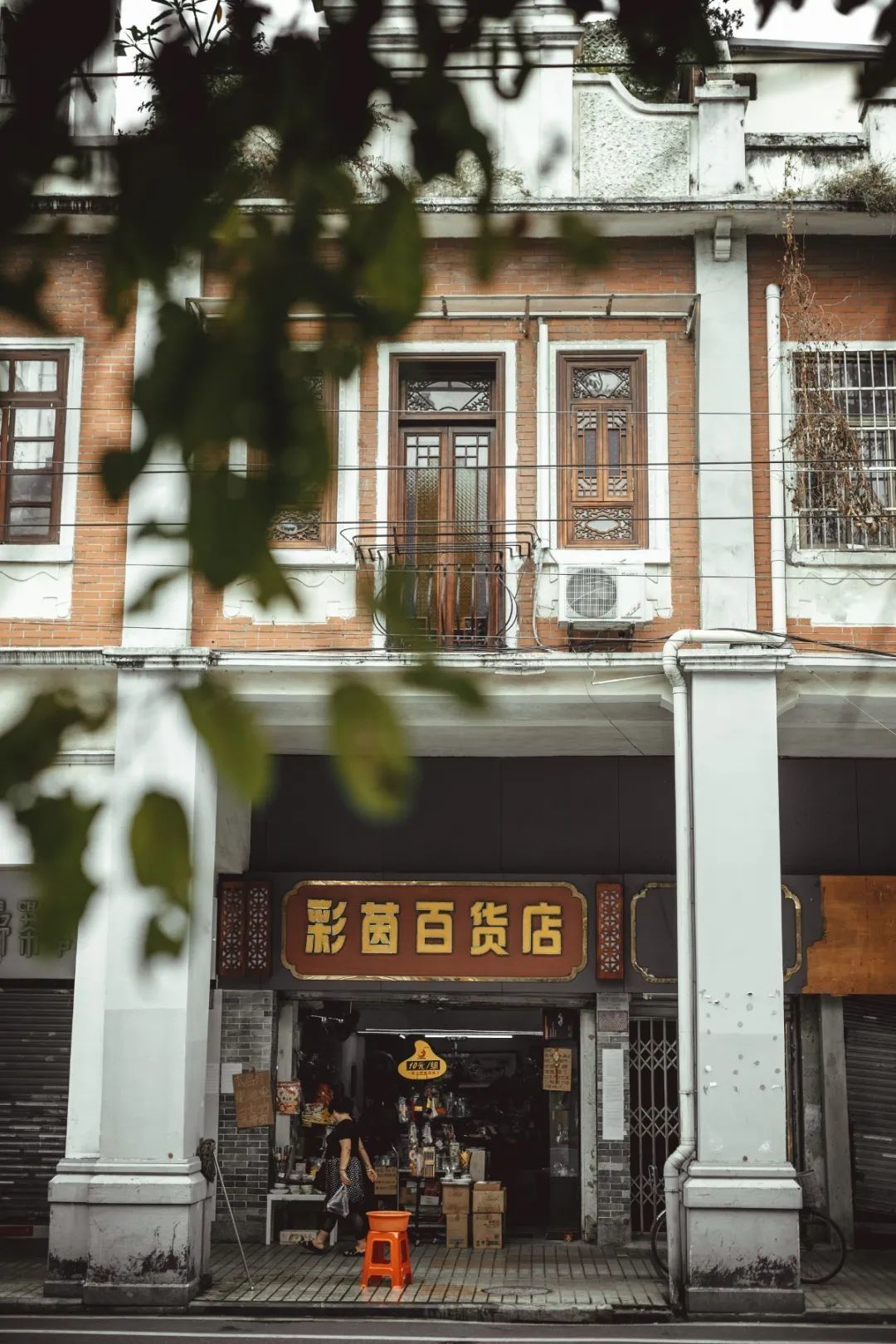 在自带复古滤镜的广州老城区，如何拍出潮流大片？