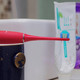 刷牙还能洁面的罗曼MISHKA联名款T10熔岩红声波电动牙刷 