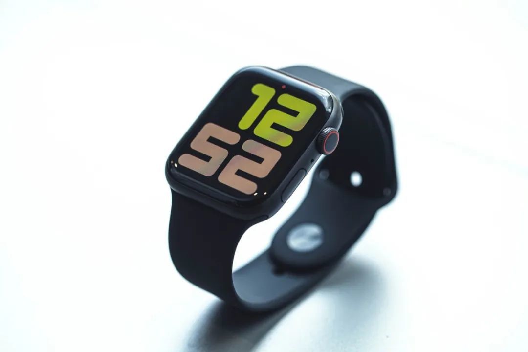 坎爷最近戴的手表品牌竟是苹果手表的「前身」？