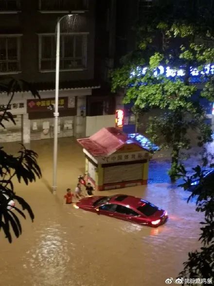 边淋雨都要边饮早茶，在吃方面已经没什么可以阻挡广州人了！