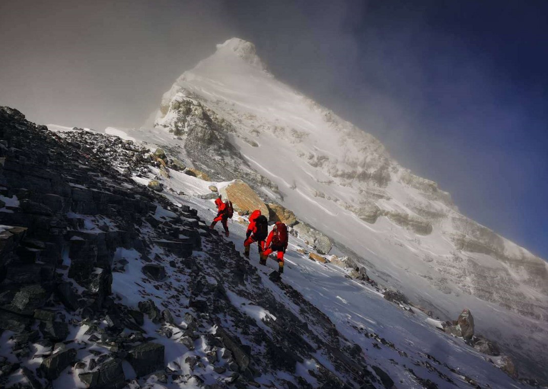 振奋人心的历史时刻 2020珠峰高程测量登山队登顶成功！