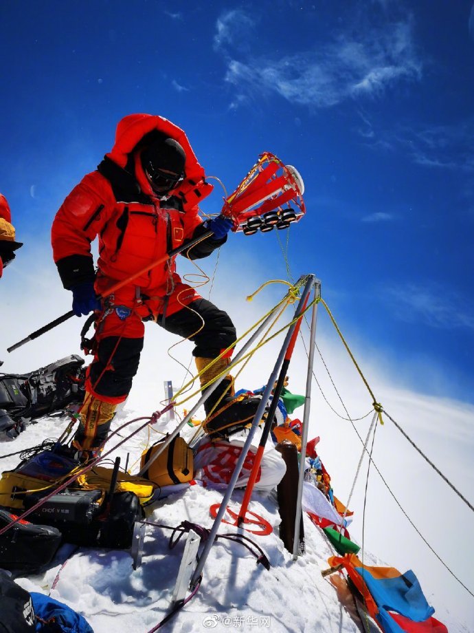 振奋人心的历史时刻 2020珠峰高程测量登山队登顶成功！