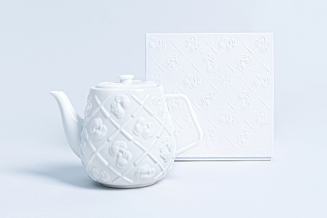 KAWS 推出白瓷茶壶！带有「XX」元素，全球限量！KAWS 请你喝的不是茶，是潮流。
