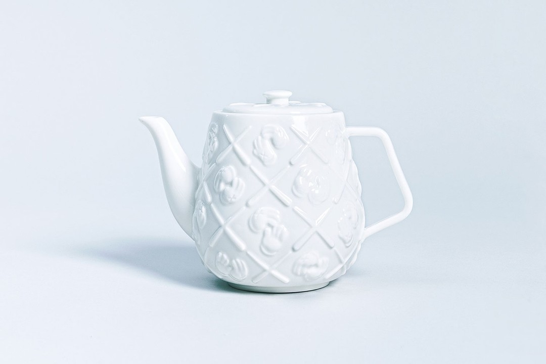 KAWS 推出白瓷茶壶！带有「XX」元素，全球限量！KAWS 请你喝的不是茶，是潮流。