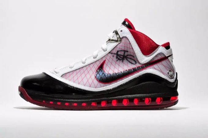 LBJ17 & LBJ7:回到未来,展望过去
