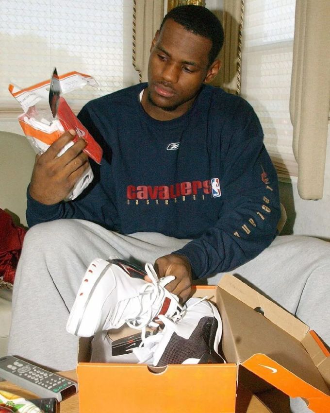 LBJ17 & LBJ7:回到未来,展望过去