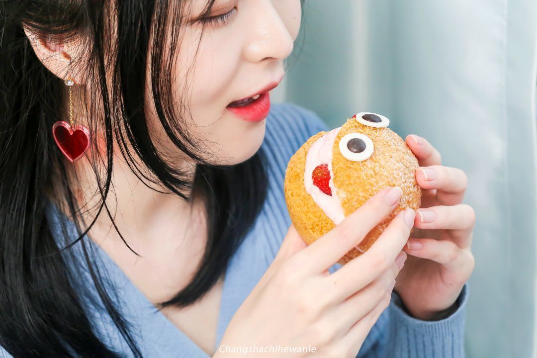 虎牙大口咬下的那一刻仿佛掉进了由草莓构成的甜蜜世界带来200%的幸福