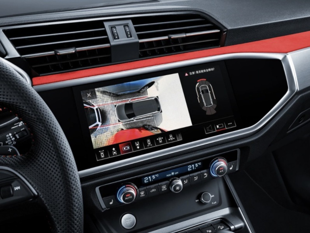 奥迪q3基本保持一致,内饰整体设计较为硬朗凌厉,中控显示屏朝着驾驶员