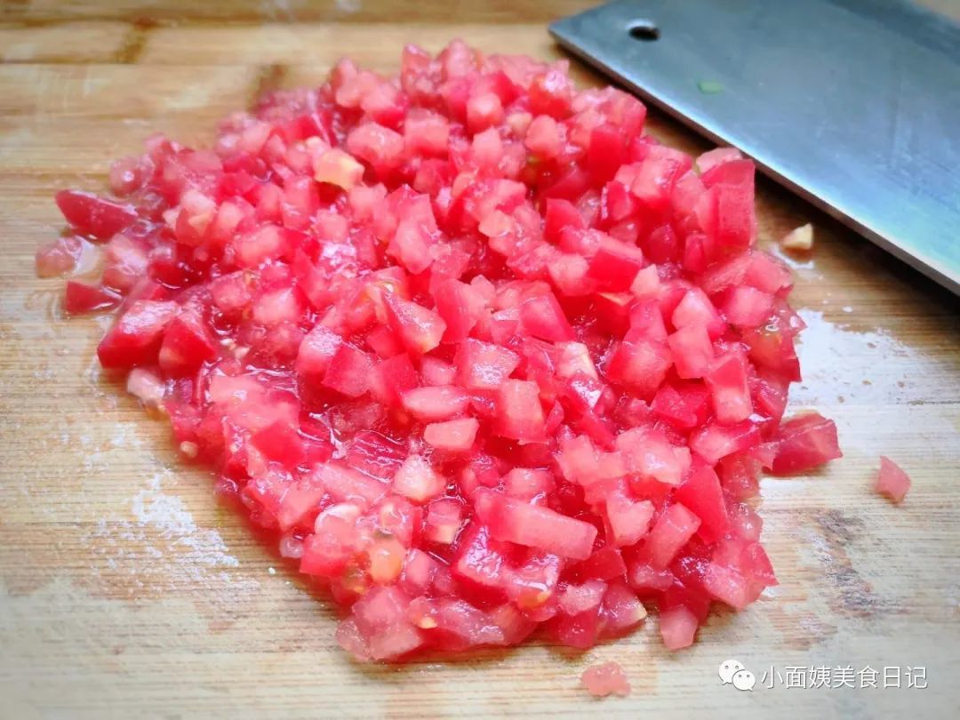 最近西红柿加韭菜火了，很多人都没吃过，上锅一蒸，比吃肉还过瘾！
