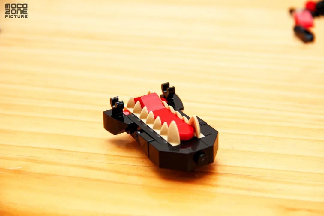 整个拼搭完毕的毒液霸王龙,样子是不是很不错?