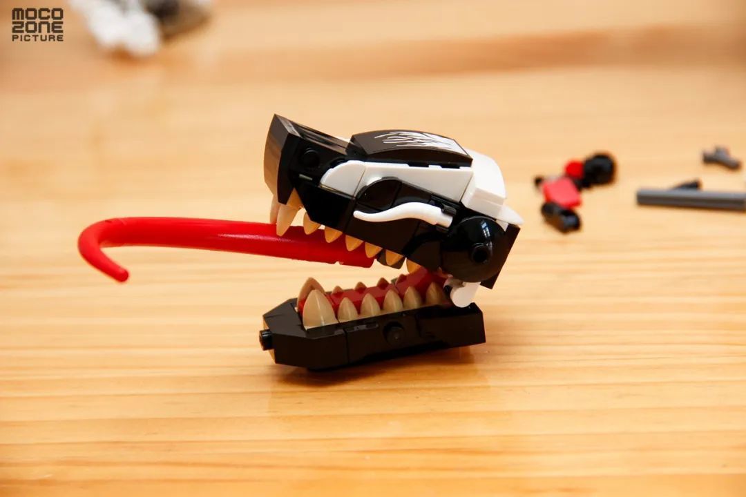 整个拼搭完毕的毒液霸王龙,样子是不是很不错?