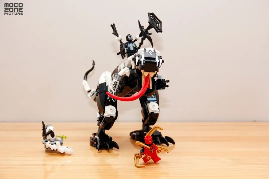 在毒液的操控下,这个霸王龙带着这个舌头,还是让我很着迷的啊.