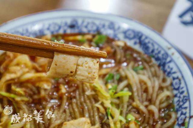 成都小区上热搜 ！废弃飞机里搓麻将开超市