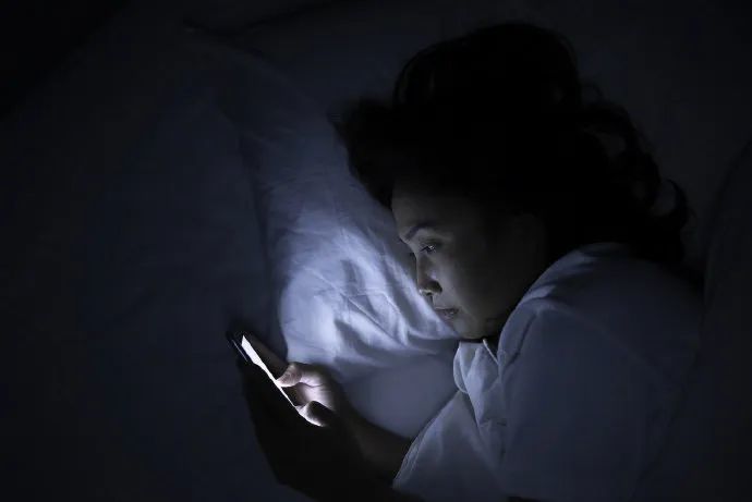 夜间玩手机容易抑郁？这里有新证据