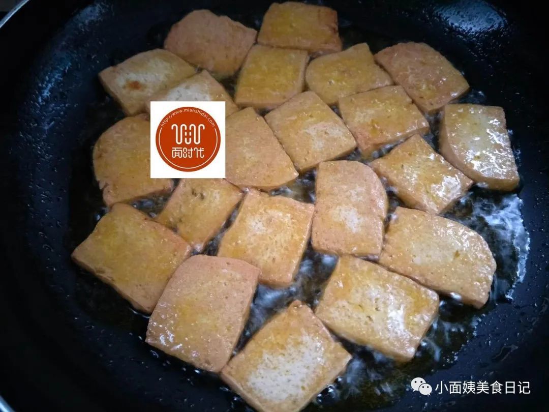 2块钱的豆腐这样做出来，非常适合下酒下饭，一周吃5顿都不嫌多！