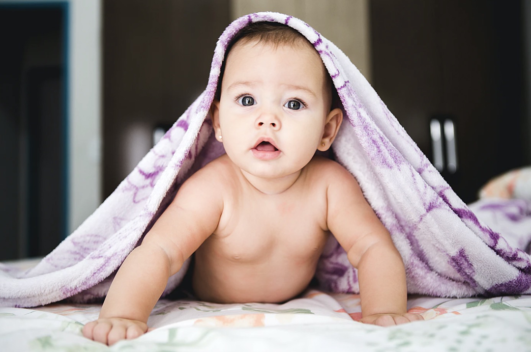 育儿园：母乳还是奶粉喂养、宝宝每天喝多少奶、纸尿裤囤多少片？照顾宝宝需要注意的二三事